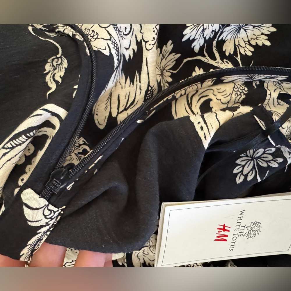 H&M White Lotus Black/White
Twist-detail patterned dress - Picture 9 of 11
